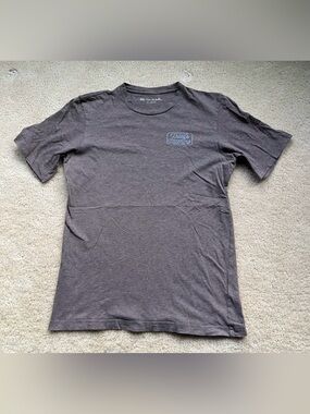 Travis Mathew Men’s Brown Graphic Logo Tee Shirt - Size S - VGUC - Pima Cotton